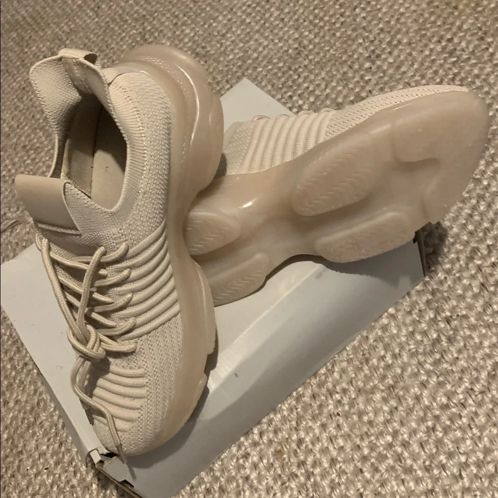 WOMANS CUSHIONAIRE MEMORY FOAM SNEAKERS. - Picture 5 of 6